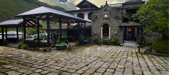 The beatiful exterior and grounds at Samari Spa Resort