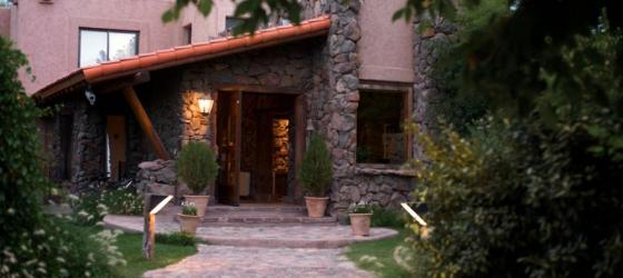 The entry of the Lares de Chacras Hotel.