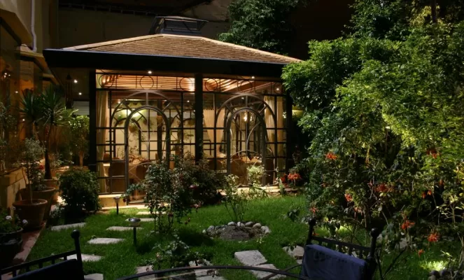 Mansion Alcazar garden at night