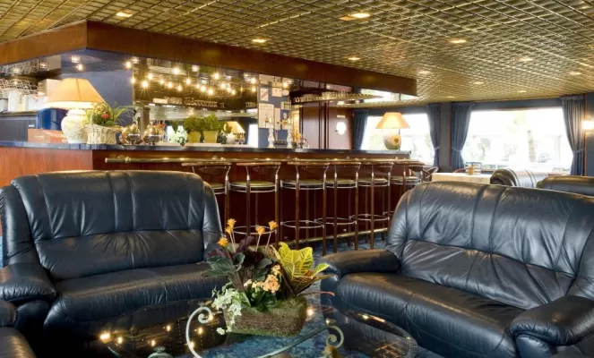 Lounge-bar on the MS Monet
