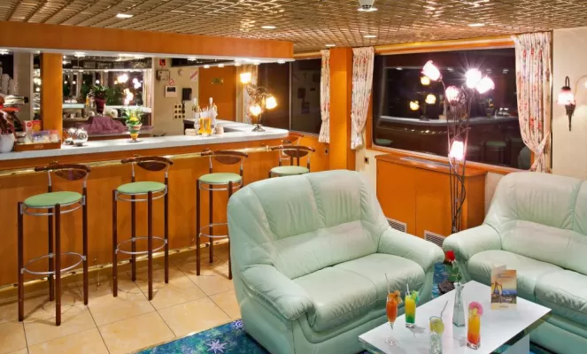 Salon Bar on the MS Beethoven