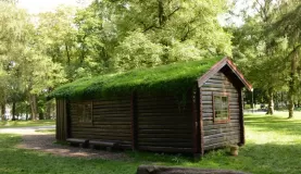 A Norwegian Trekking Association cabin displayed in the Jubilee park.