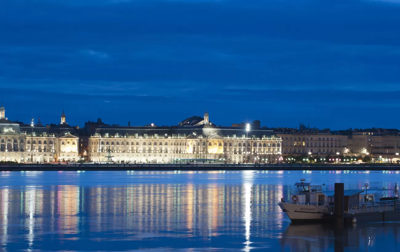 The charming Bordeaux at night