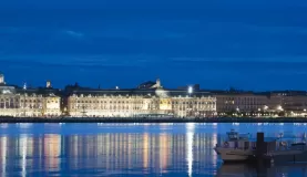 The charming Bordeaux at night
