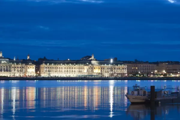 The charming Bordeaux at night