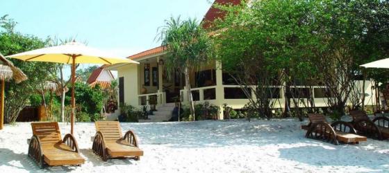 Relaxe on the warm beach of the Buffalo Bay Vacation Club