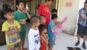 The children receive the gifts