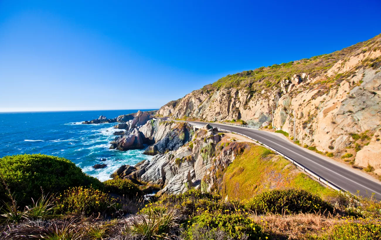 Road along coastline of Valparaiso