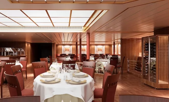 Dining on the Silver Cloud Expedition