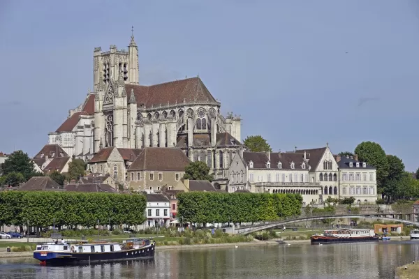 L' Art de Vivre cruising past Auxerre