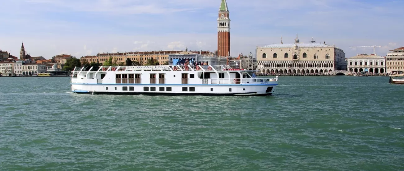 La Bella Vita cruising in Venice