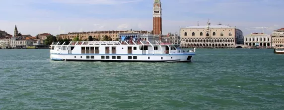 Cruise through Venice aboard the La Bella Vita