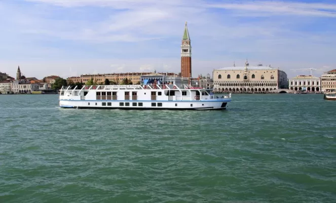 Cruise through Venice aboard the La Bella Vita