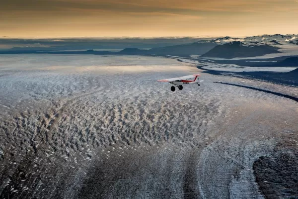 Flight Seeing over the glacier. Credit Arturo Polo Ena.