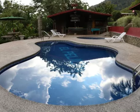Pelicano Mountain Lodge, pool
