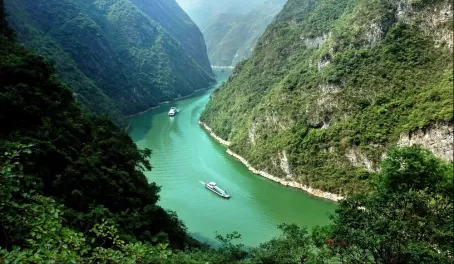 Cruising the blue-green waters of the Yangzi