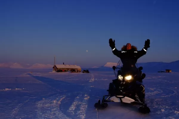 Hilde and Sunniva will be using electric snowmobiles and other sustainable technologies over 9 months in Svalbard