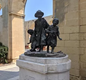 Les Gavroches, Valletta