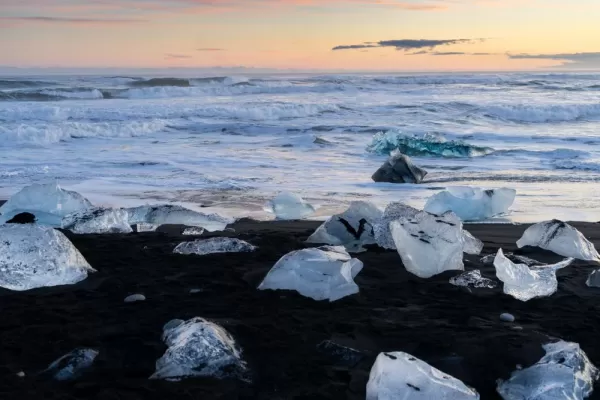 Icebergs come ashore on Diamond Beach