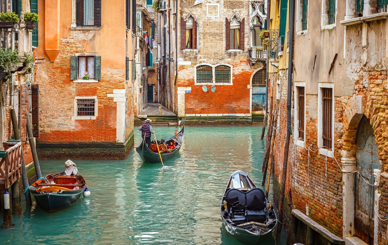 Discover Venetian secrets on a gondola tour