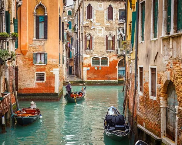 Discover Venetian secrets on a gondola tour