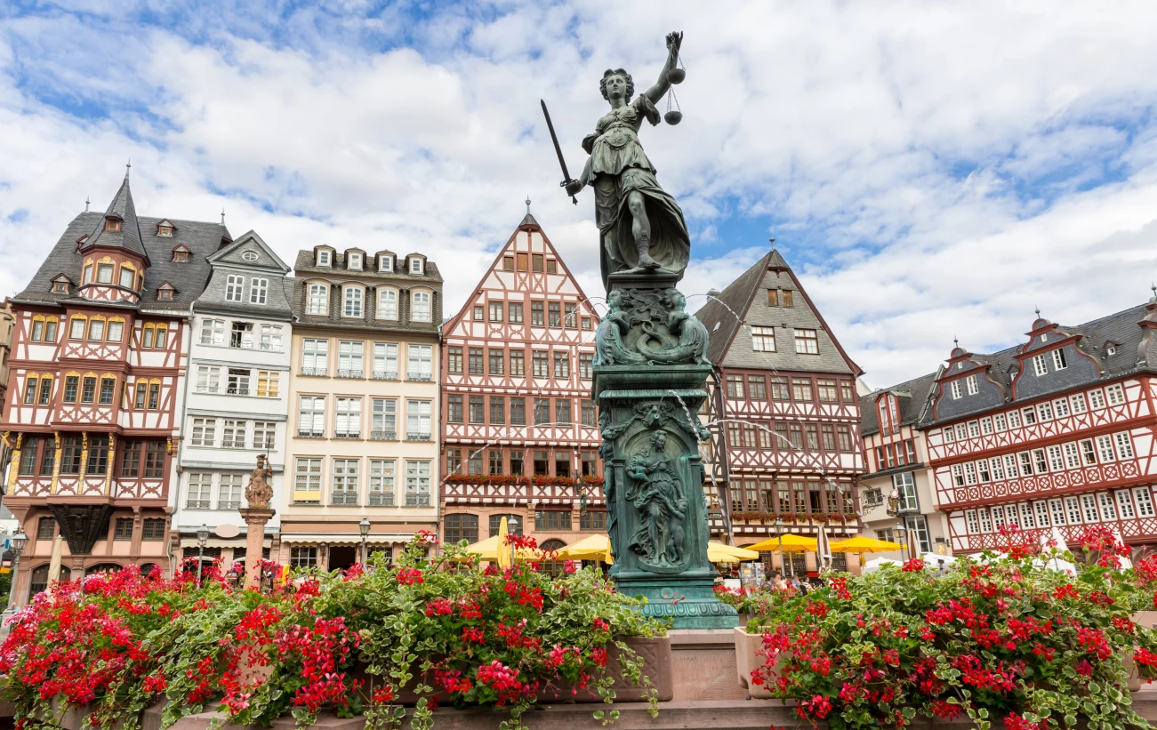 Visit old town Frankfurt