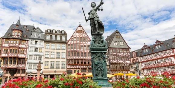 Visit old town Frankfurt