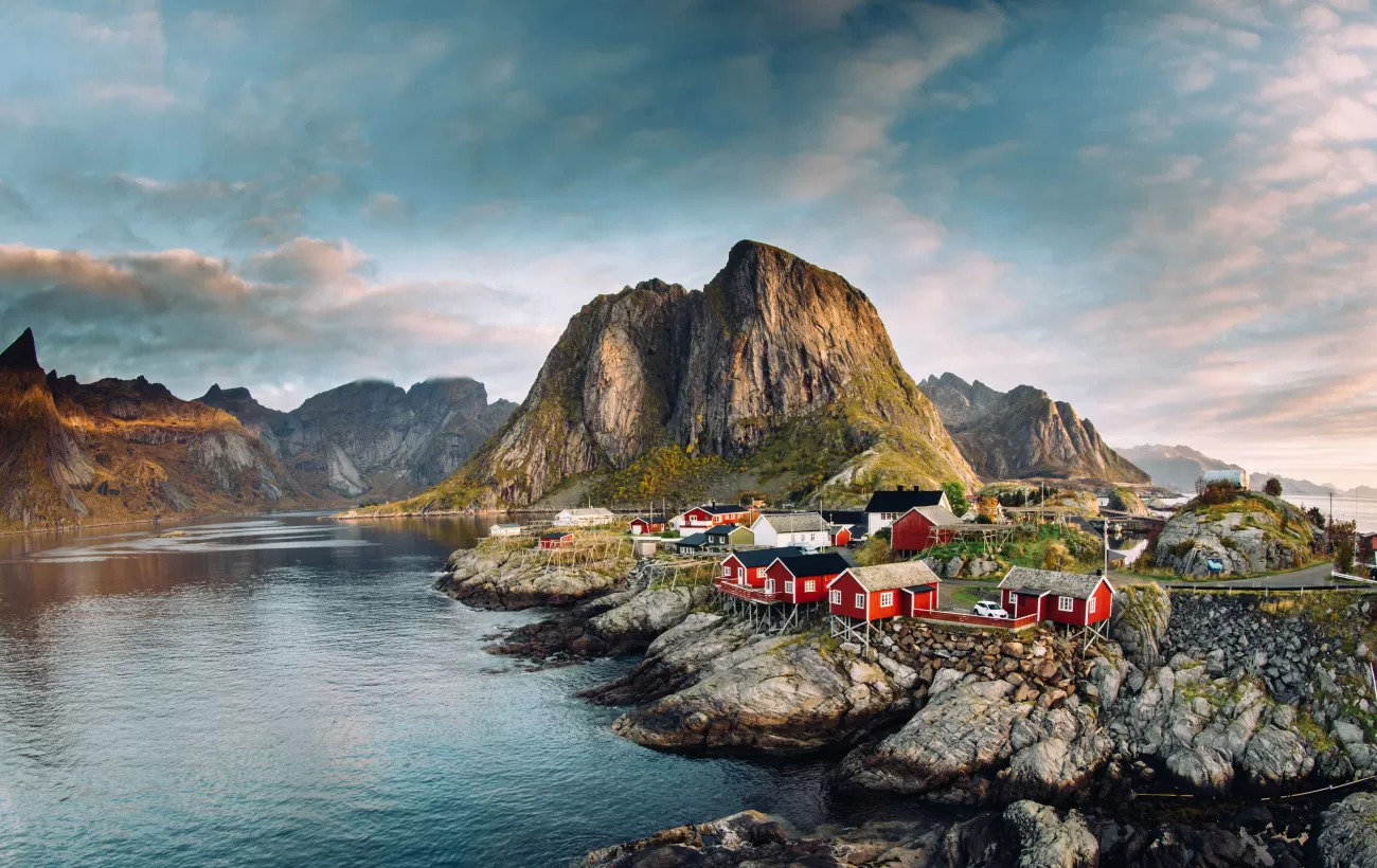 Midnight Sun in Lofoten - Best places to see — Hattvika Lodge