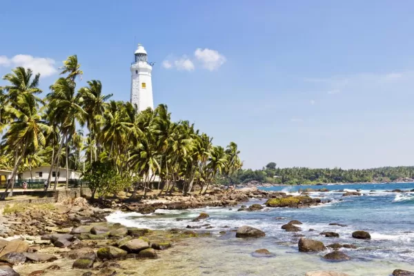 Visit the Dondra Head lighthouse at the southernmost point of Sri Lanka