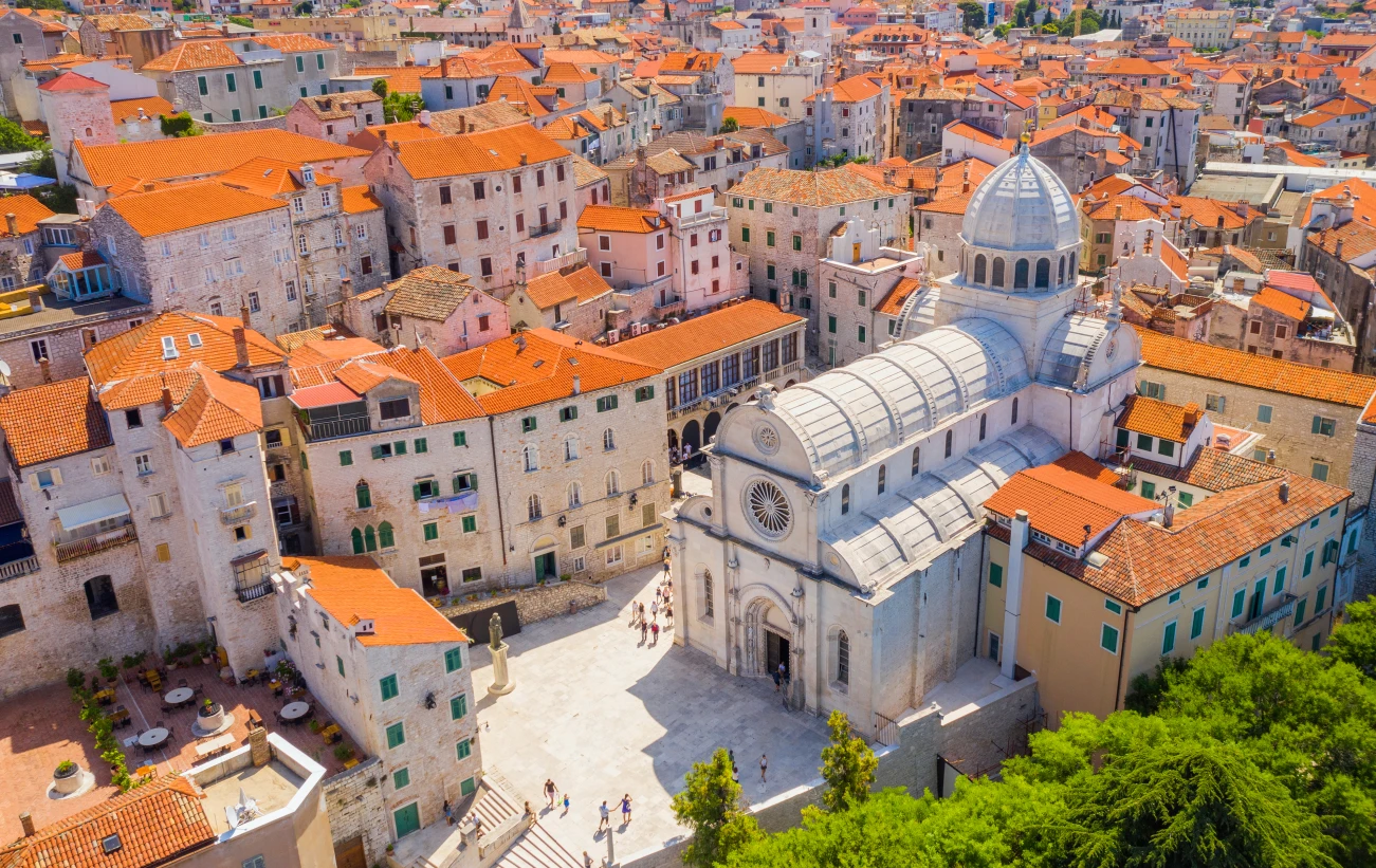 Admire the distinctive red roofs of the cities of the Dalmatian coast