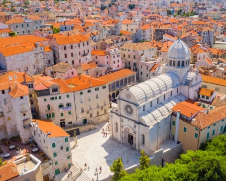 Admire the distinctive red roofs of the cities of the Dalmatian coast