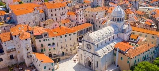 Admire the distinctive red roofs of the cities of the Dalmatian coast