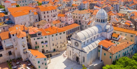 Admire the distinctive red roofs of the cities of the Dalmatian coast