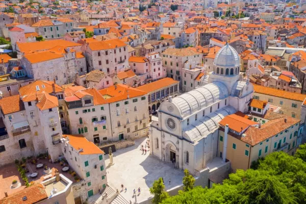 Admire the distinctive red roofs of the cities of the Dalmatian coast