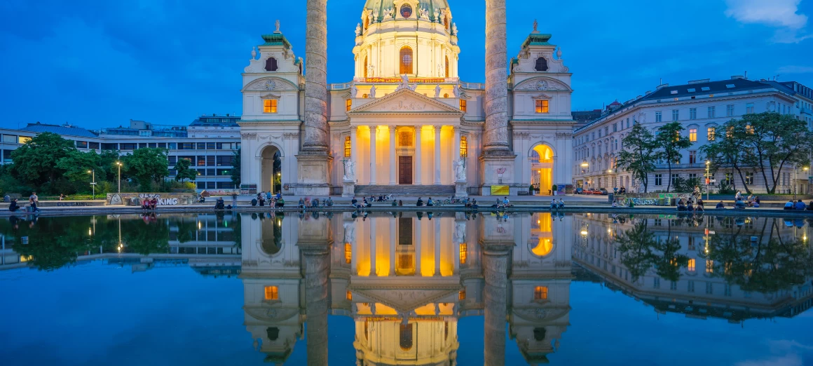 Admire beautiful evening lights of Vienna