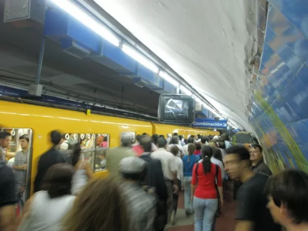 El subte con personas