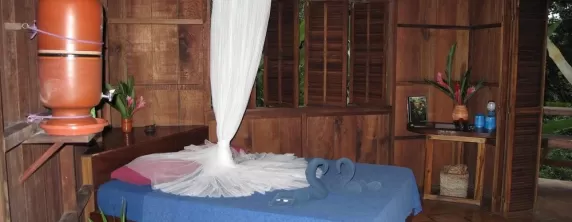 Selva Bananito bed with unnecessary mosquito net