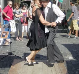 Tango dancers in the street