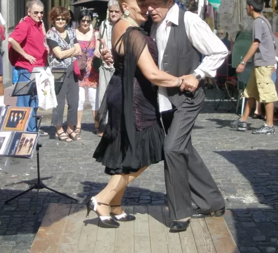 Tango dancers in the street