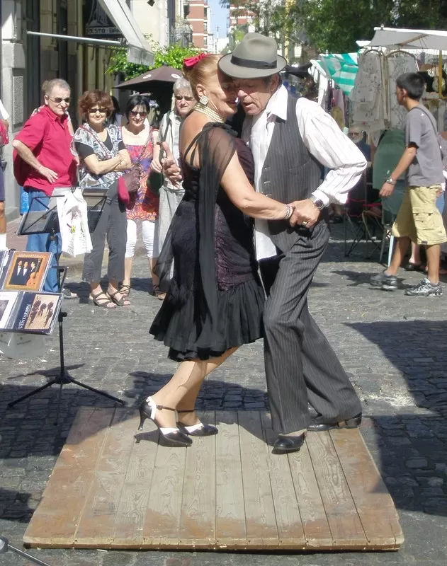 Tango dancers in the street
