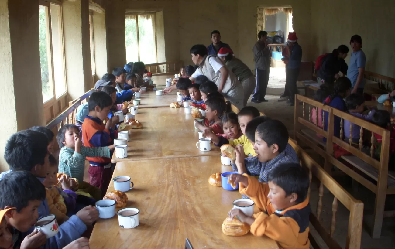 School children eating breakfast
