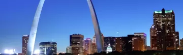 St. Louis' iconic arch at night