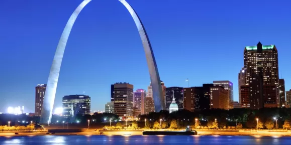 St. Louis' iconic arch at night