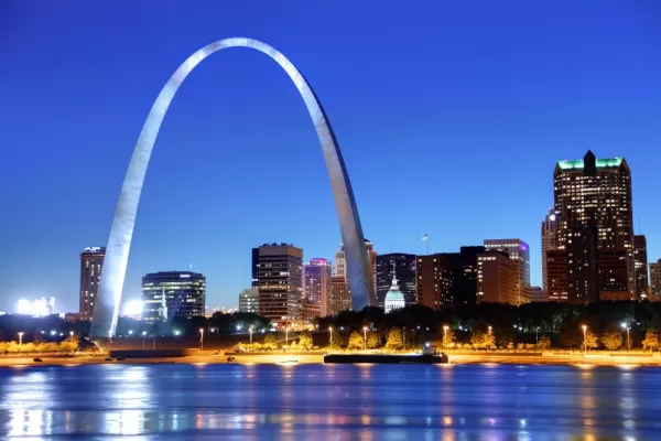 St. Louis' iconic arch at night