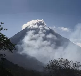 Arenal Volcano, erupting - time to get our ash outta there!