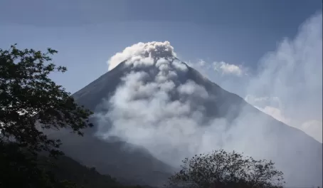 Arenal Volcano, erupting - time to get our ash outta there!