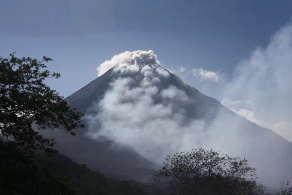 Arenal Volcano, erupting - time to get our ash outta there!