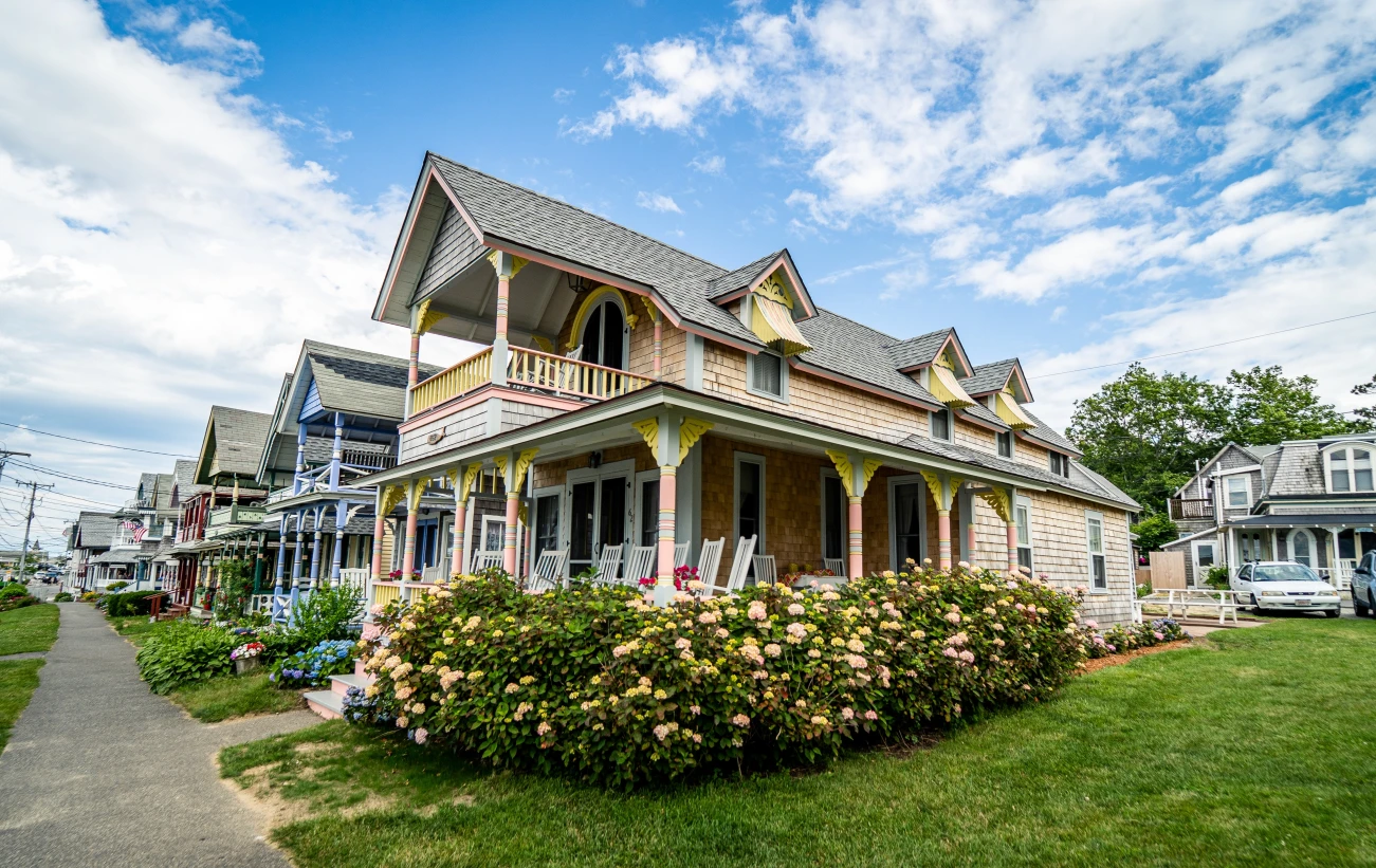 Admire the charming houses of Martha's Vineyard