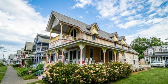 Admire the charming houses of Martha's Vineyard