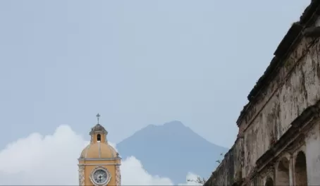 Antigua arch with volcano in backgroung